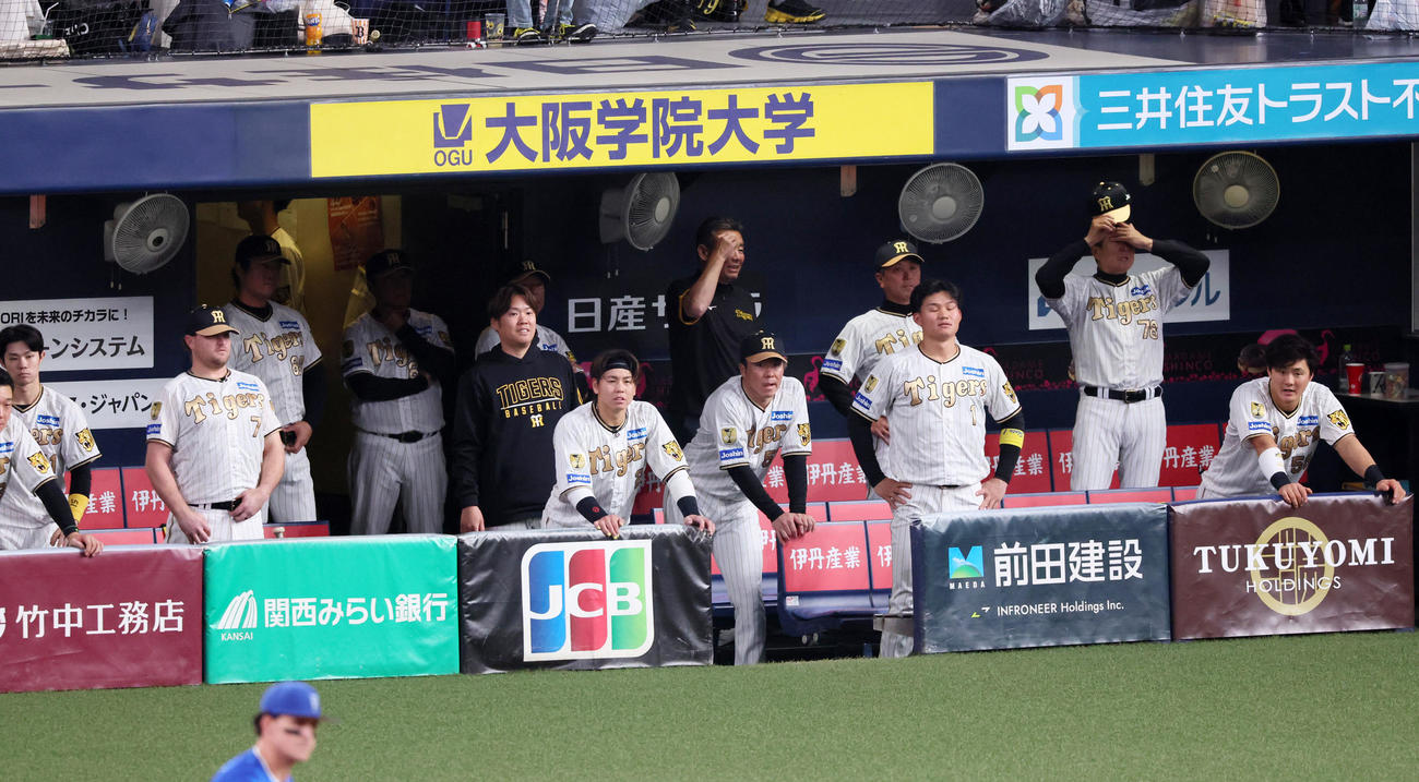 阪神対DeNA　8回裏阪神2死一、二塁、代打糸原の二ゴロに表情もさえないベンチのナイン（撮影・加藤哉）