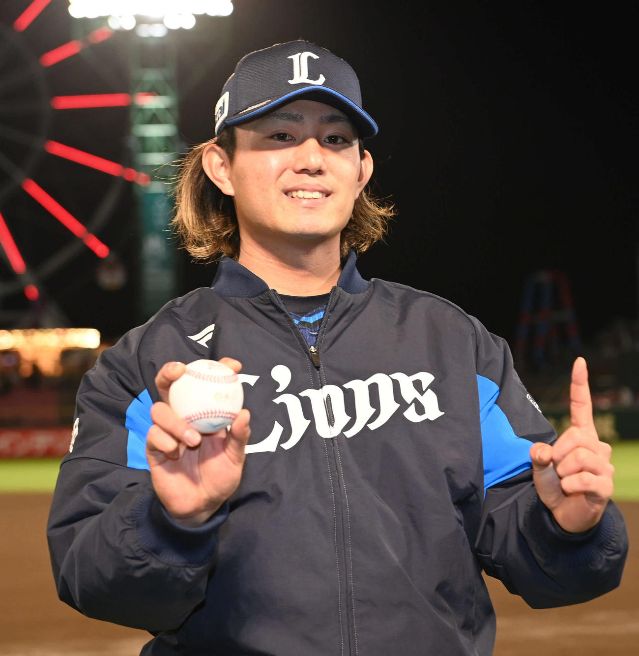 3月29日、開幕戦で勝利した西武今井はポーズを決める