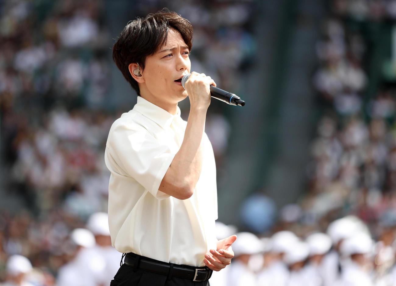 23年8月6日、高校野球全国大会開会式で大会歌を歌う山崎育三郎（代表撮影）