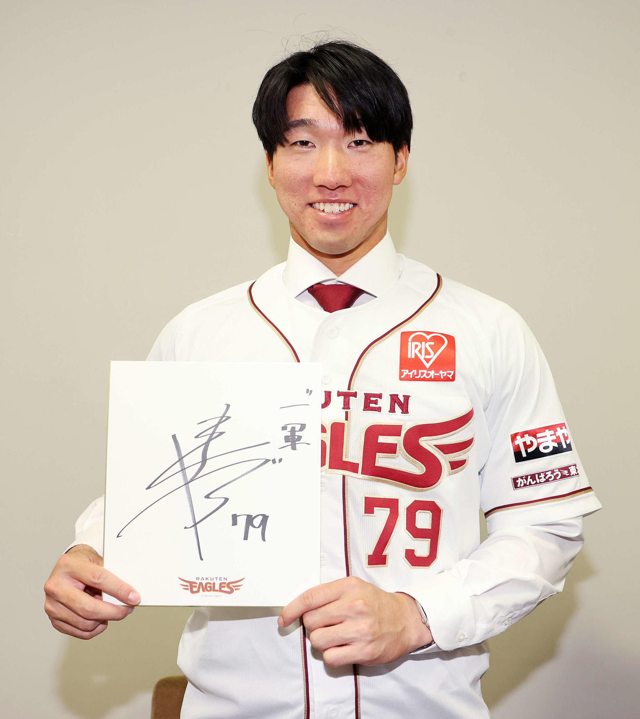 支配下登録されインタビューに応じる楽天清宮（撮影・鈴木正人）