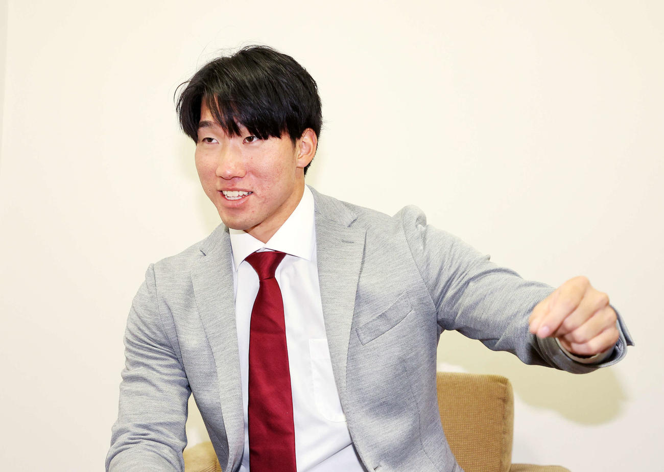 支配下登録されインタビューに応じる楽天清宮（撮影・鈴木正人）