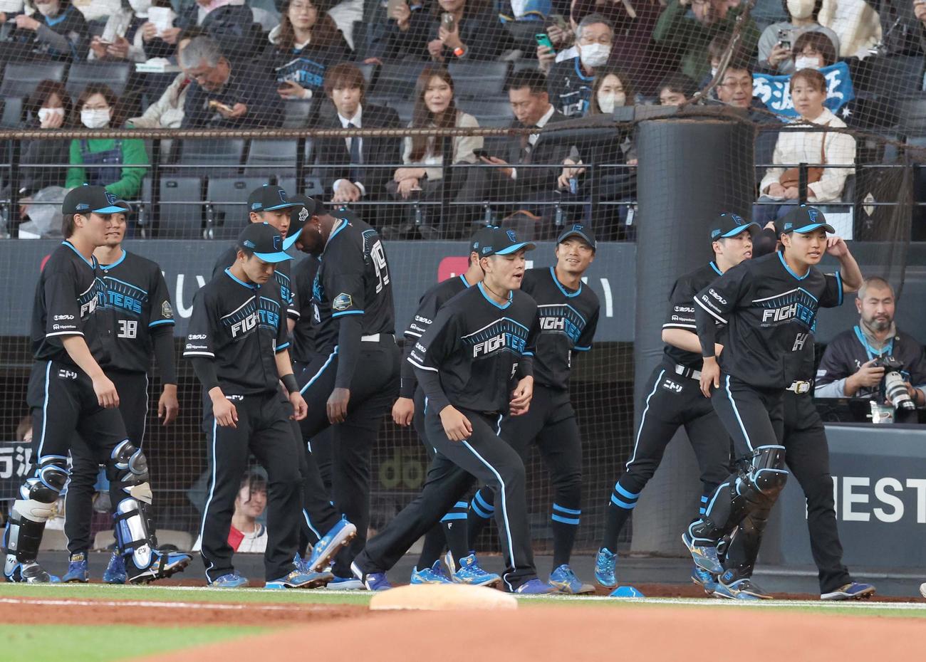 日本ハム対西武　限定ユニホームを着用する日本ハムナイン（撮影・黒川智章）
