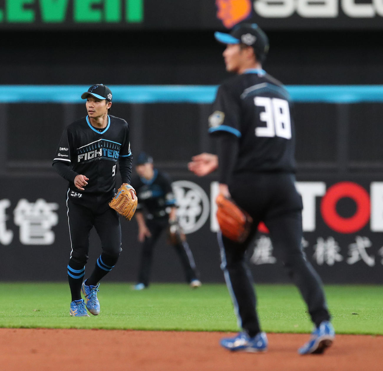 日本ハム対西武　限定ユニホームで練習する日本ハム中島（撮影・佐藤翔太）
