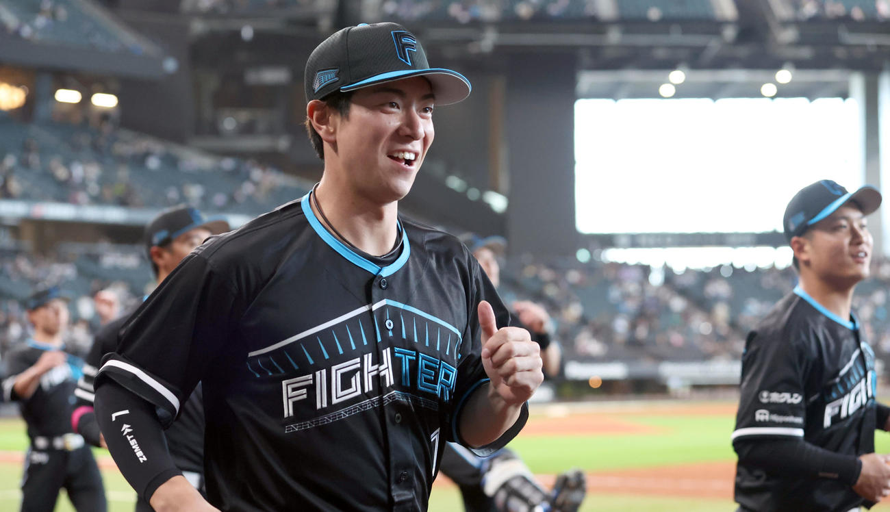 日本ハム対西武　限定ユニホームでウオーミングアップをする日本ハム松本剛（撮影・佐藤翔太）