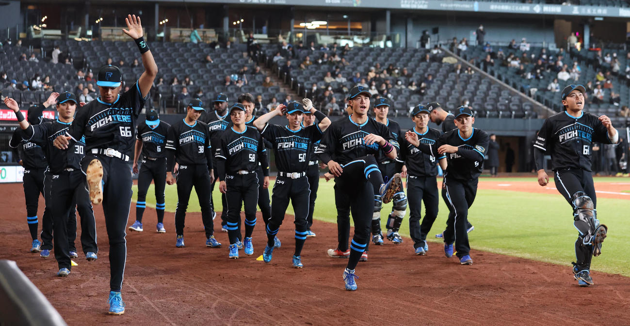 日本ハム対西武　限定ユニホームでウオーミングアップをする日本ハムナイン（撮影・佐藤翔太）