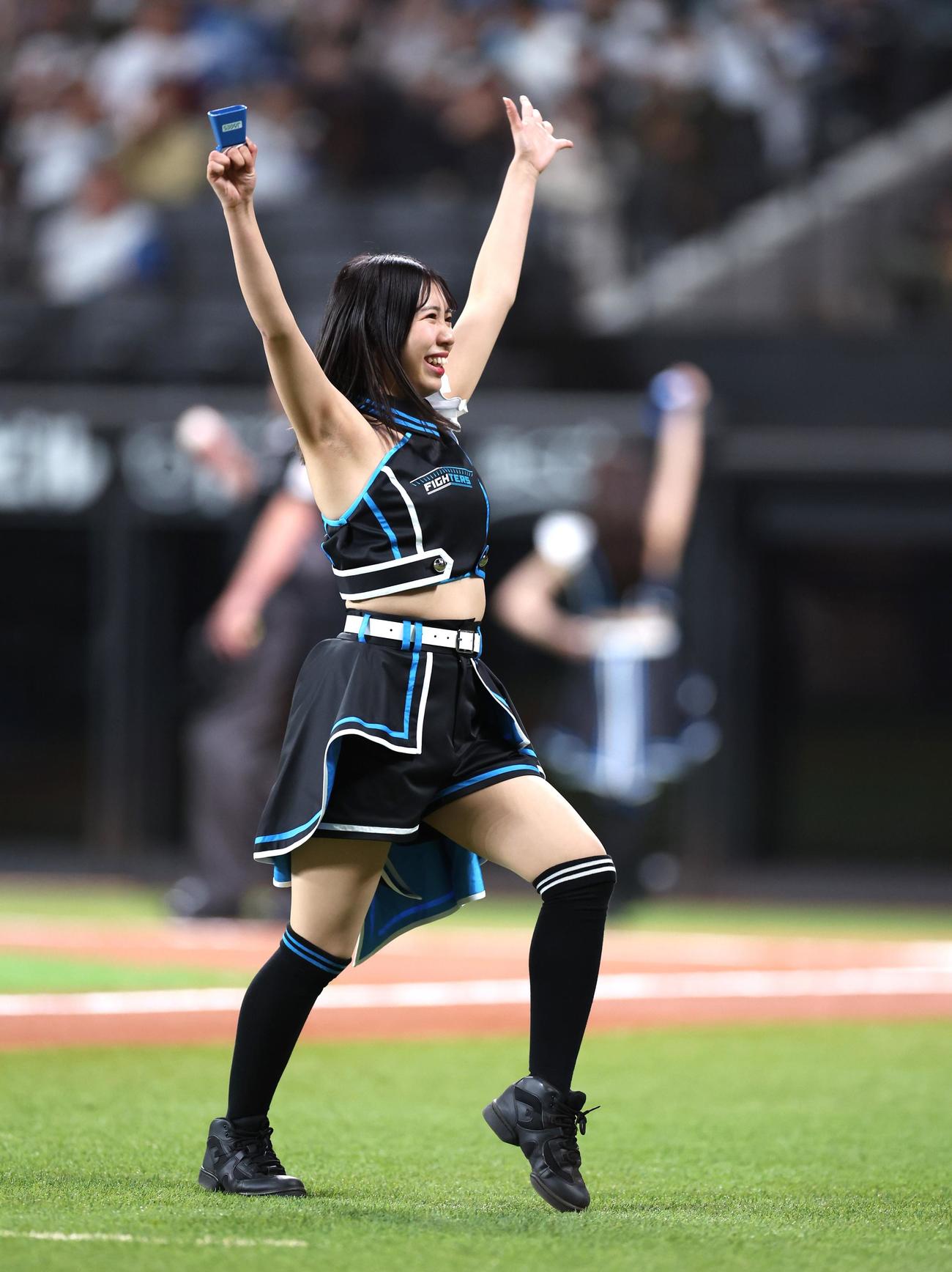 日本ハム対西武　限定衣装で登場のファイターズガール（撮影・黒川智章）