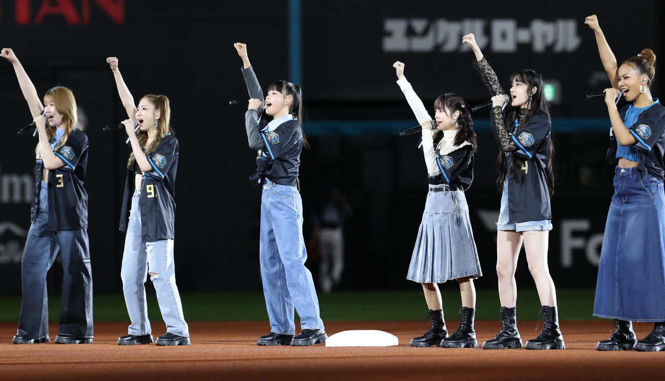 日本ハム対西武　試合前、歌唱するLittle Glee Monster（撮影・佐藤翔太）