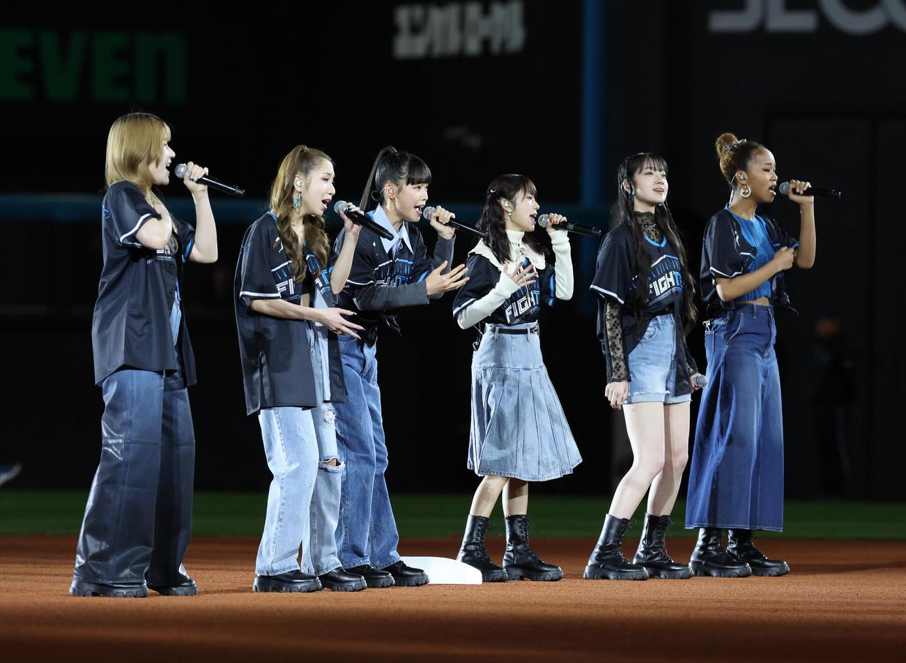 日本ハム対西武　試合前に熱唱するLittle Glee Monster（撮影・黒川智章）