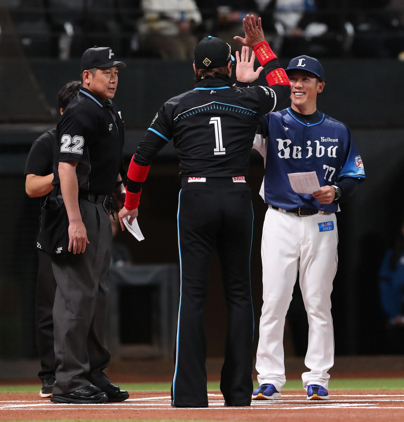 日本ハム対西武　試合前、メンバー表を交換しハイタッチをする日本ハム新庄監督（中央手前）と西武松井監督（撮影・佐藤翔太）