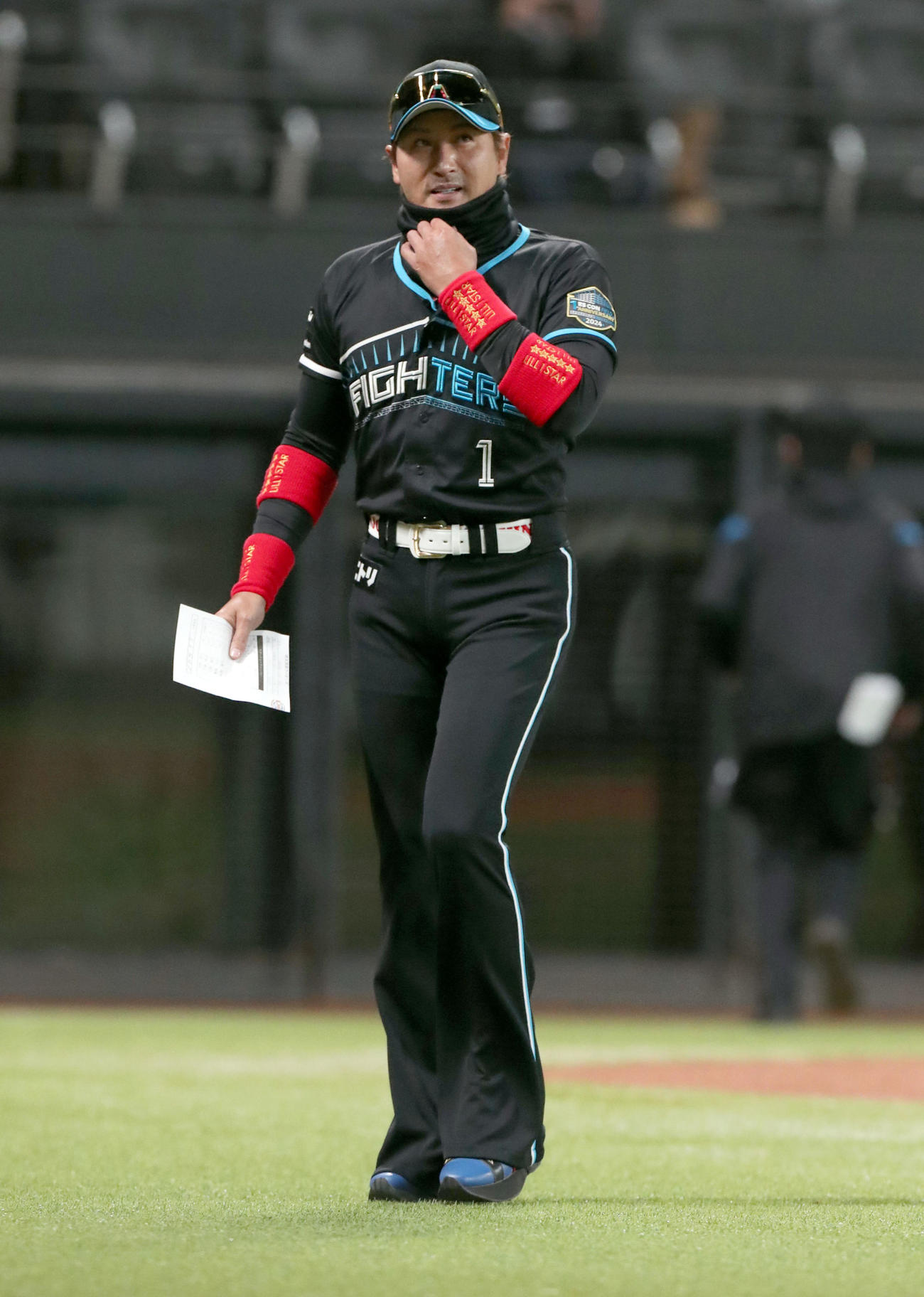 日本ハム対西武　メンバー表を交換しベンチに戻る日本ハム新庄監督（撮影・佐藤翔太）