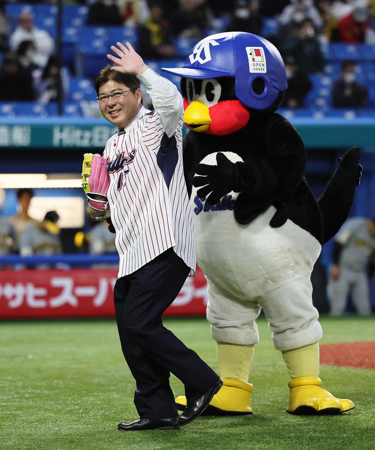 ヤクルト対阪神　始球式を務め笑顔を見せる真中氏（撮影・足立雅史）