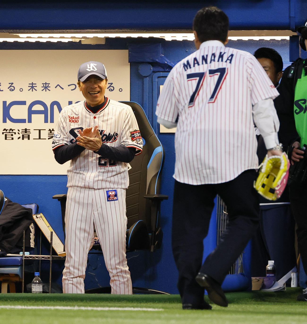 ヤクルト対阪神　メモリアルピッチを行った真中満氏に拍手を送るヤクルト高津監督（撮影・藤尾明華）