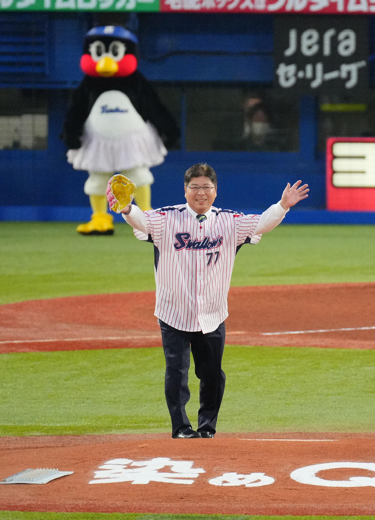 ヤクルト対阪神　ファーストピッチセレモニーで登板する真中氏（撮影・垰建太）