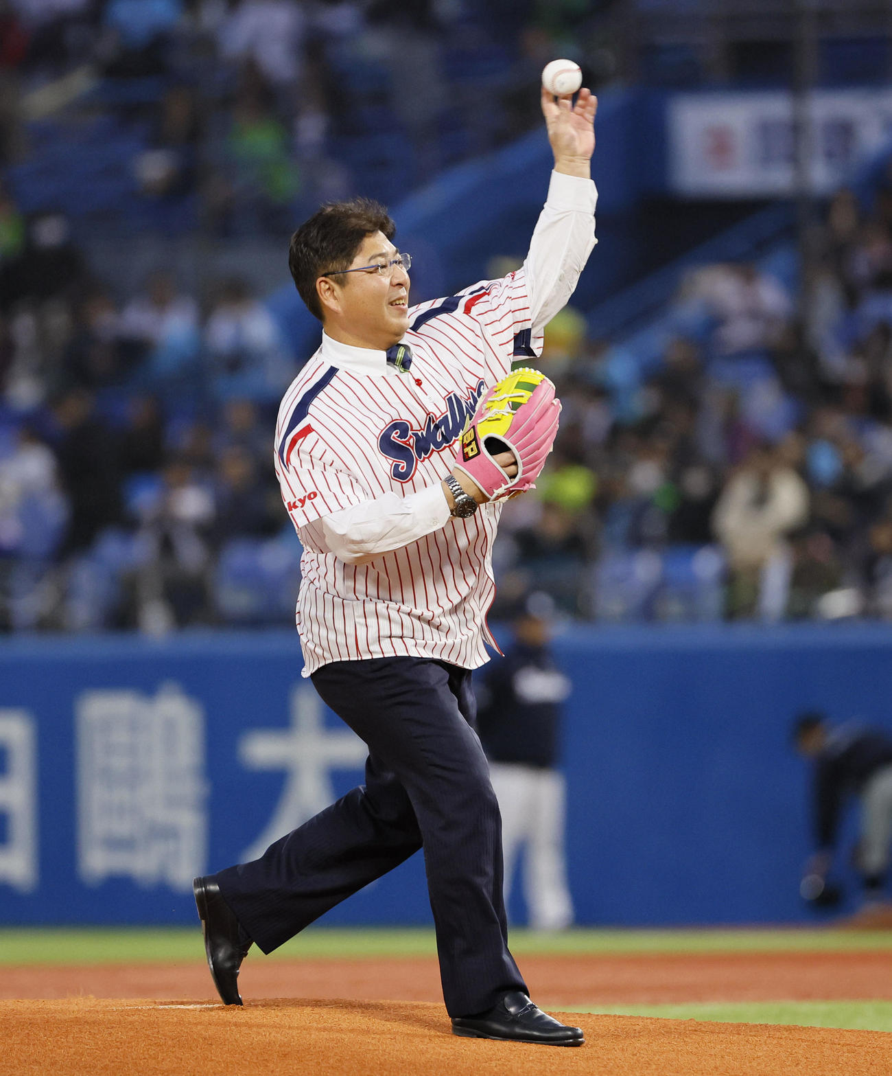 ヤクルト対阪神　メモリアルピッチを行う真中満氏（撮影・藤尾明華）