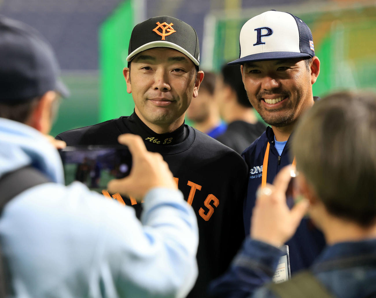 巨人対DeNA　試合前、視察に訪れたカート・スズキ氏（右）と記念撮影する巨人阿部監督（撮影・浅見桂子）
