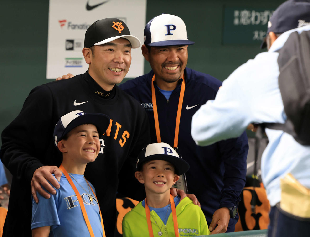 巨人対DeNA　試合前、視察に訪れたカート・スズキ氏（右）とその子どもたちと笑顔で記念撮影する巨人阿部監督（撮影・浅見桂子）