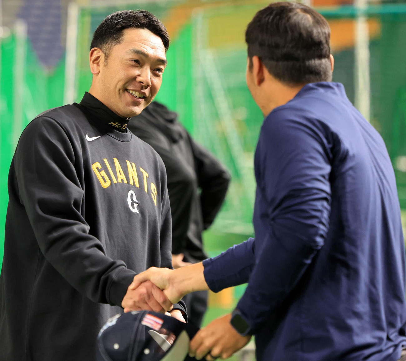 巨人対DeNA　試合前、視察に訪れたカート・スズキ氏（右）と笑顔で握手する巨人阿部監督（撮影・浅見桂子）