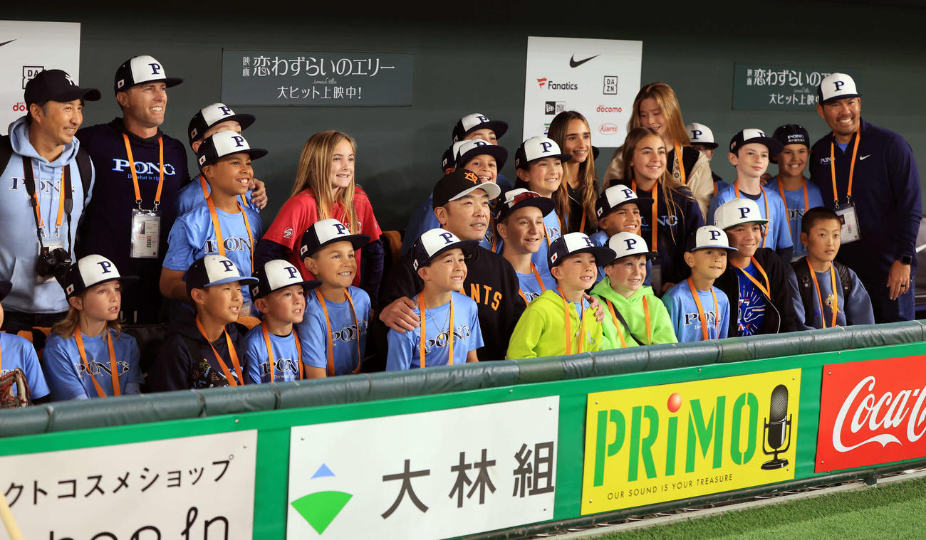 巨人対DeNA　試合前、視察に訪れたカート・スズキ氏（右端）が監督を務める少年野球チームと記念撮影する巨人阿部監督（中央）（撮影・浅見桂子）