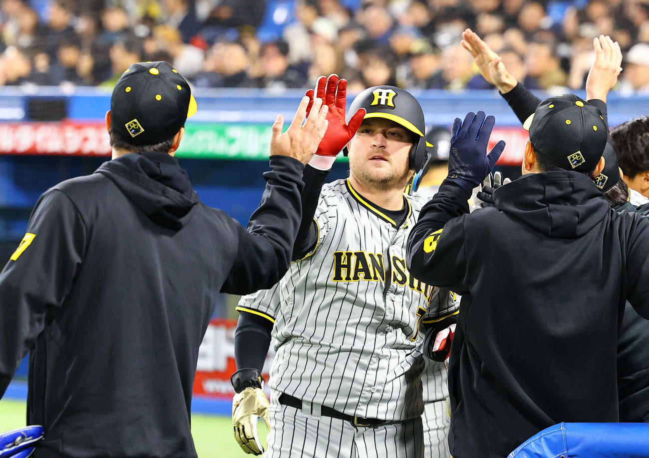 ヤクルト対阪神　2回表阪神無死一塁、左越えに先制の2点本塁打を放ち、青柳（左）らナインとタッチを交わすノイジー（撮影・藤尾明華