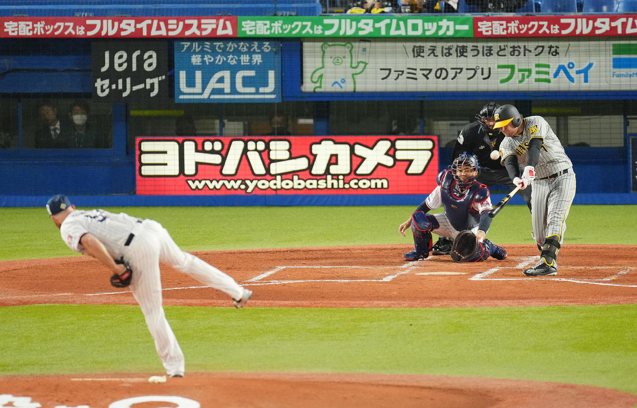 ヤクルト対阪神　2回表阪神無死一塁、先制の2点本塁打を放つノイジー。投手サイスニード（撮影・垰建太）
