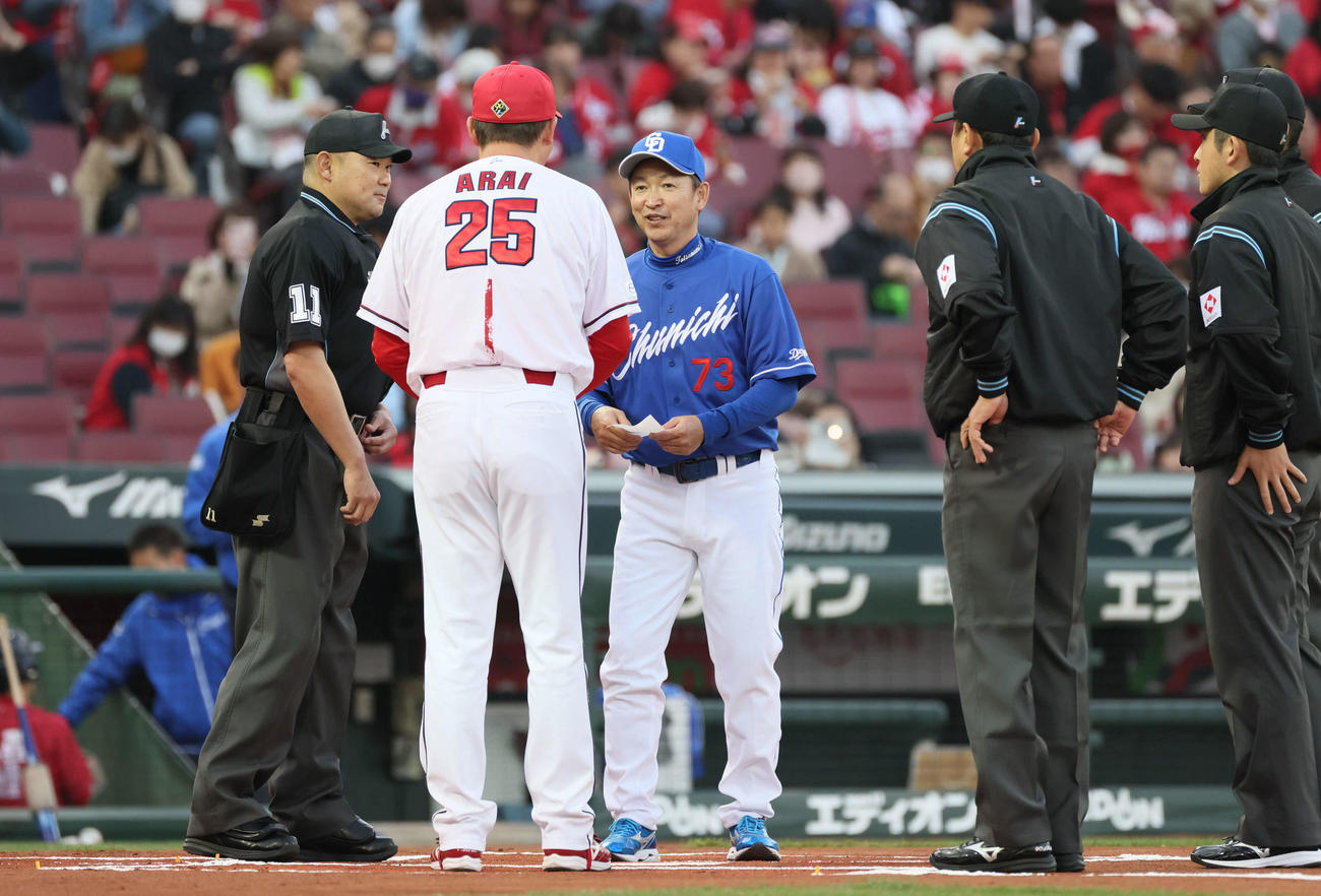 広島対中日　メンバー表の交換をする中日立浪監督と広島新井監督（撮影・加藤孝規）