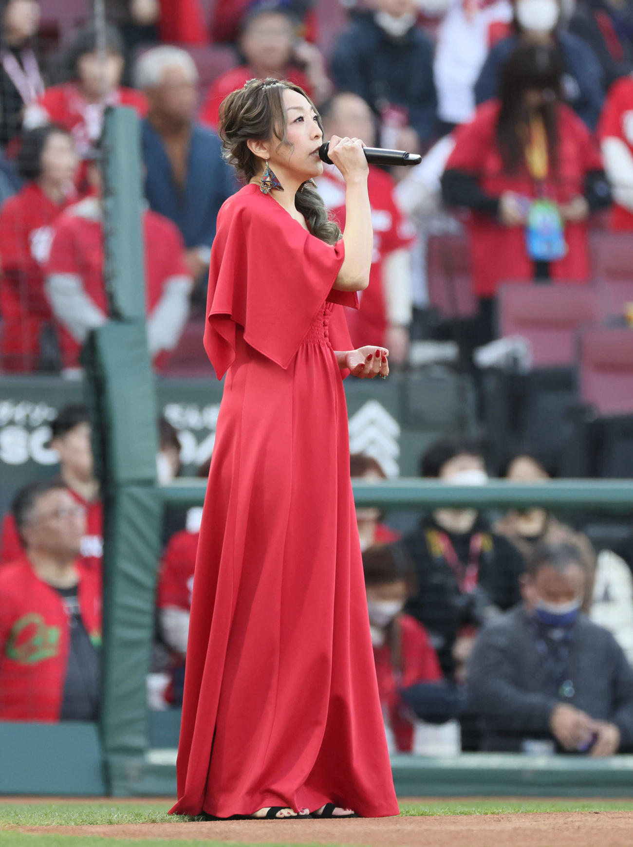 広島対中日　君が代独唱するMaicaさん（撮影・加藤孝規）