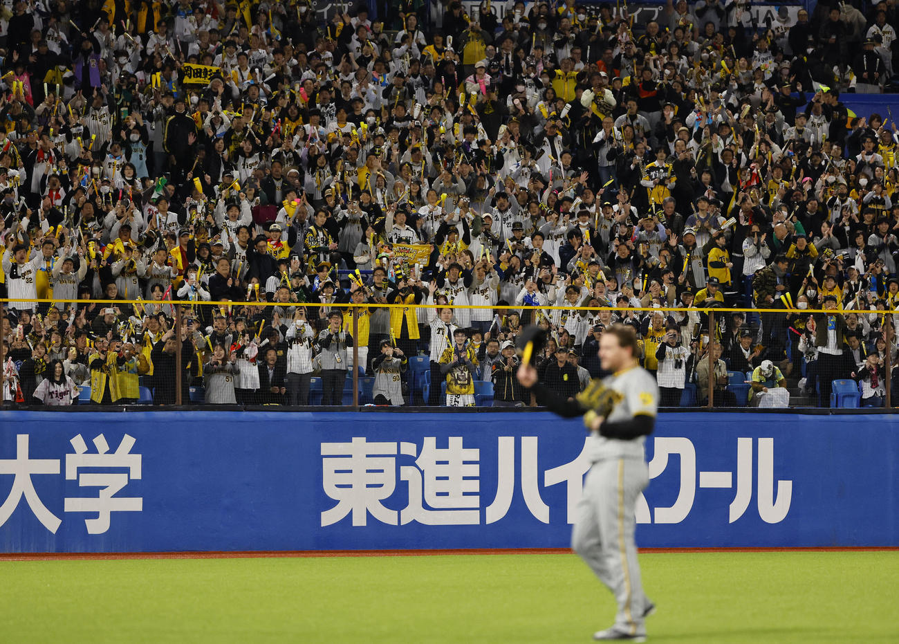 ヤクルト対阪神　2回に先制の2点本塁打を放ったノイジーに声援を送る阪神ファン（撮影・藤尾明華）
