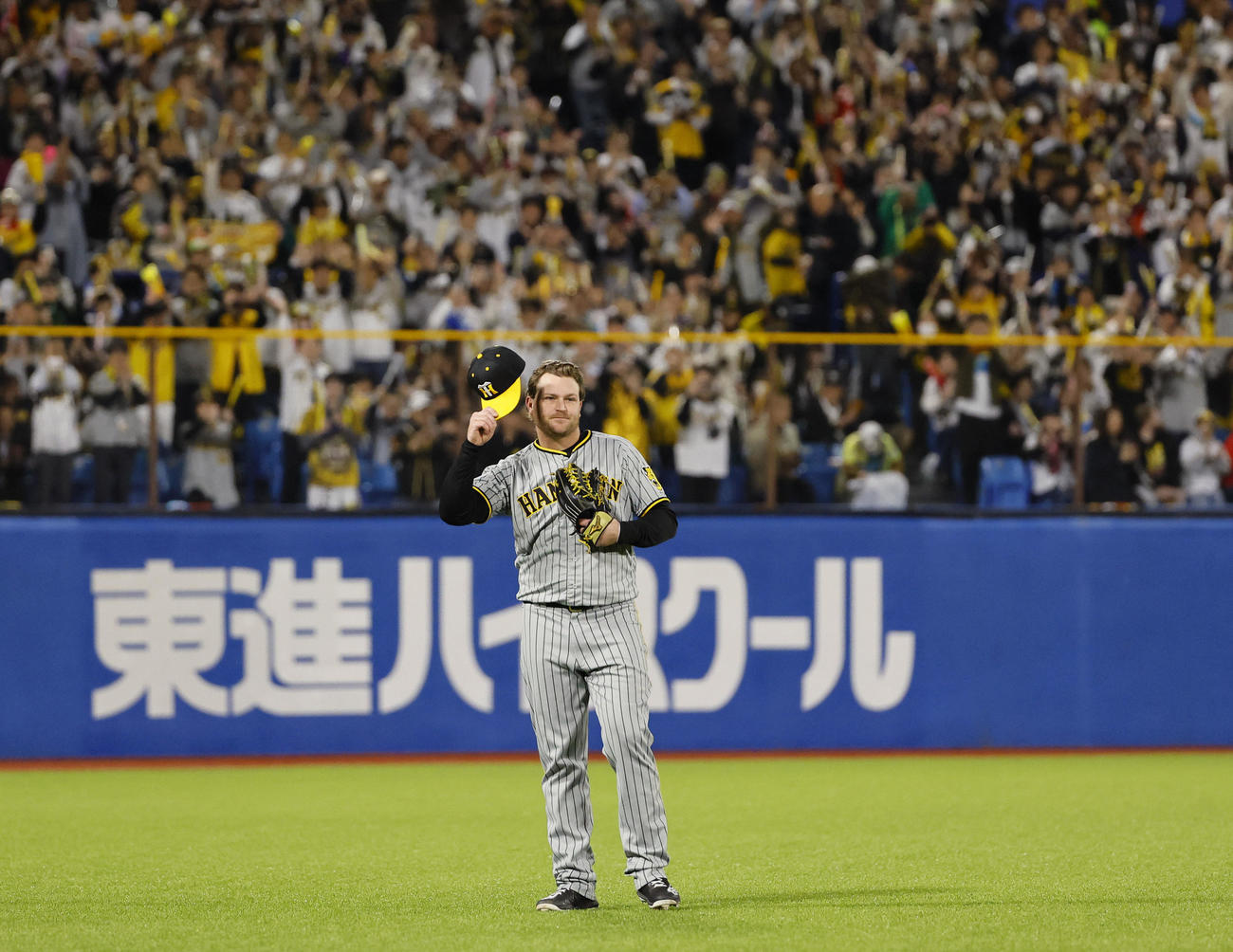 ヤクルト対阪神　2回に先制の2点本塁打を放ち、ファンの声援に応える阪神ノイジー（撮影・藤尾明華）