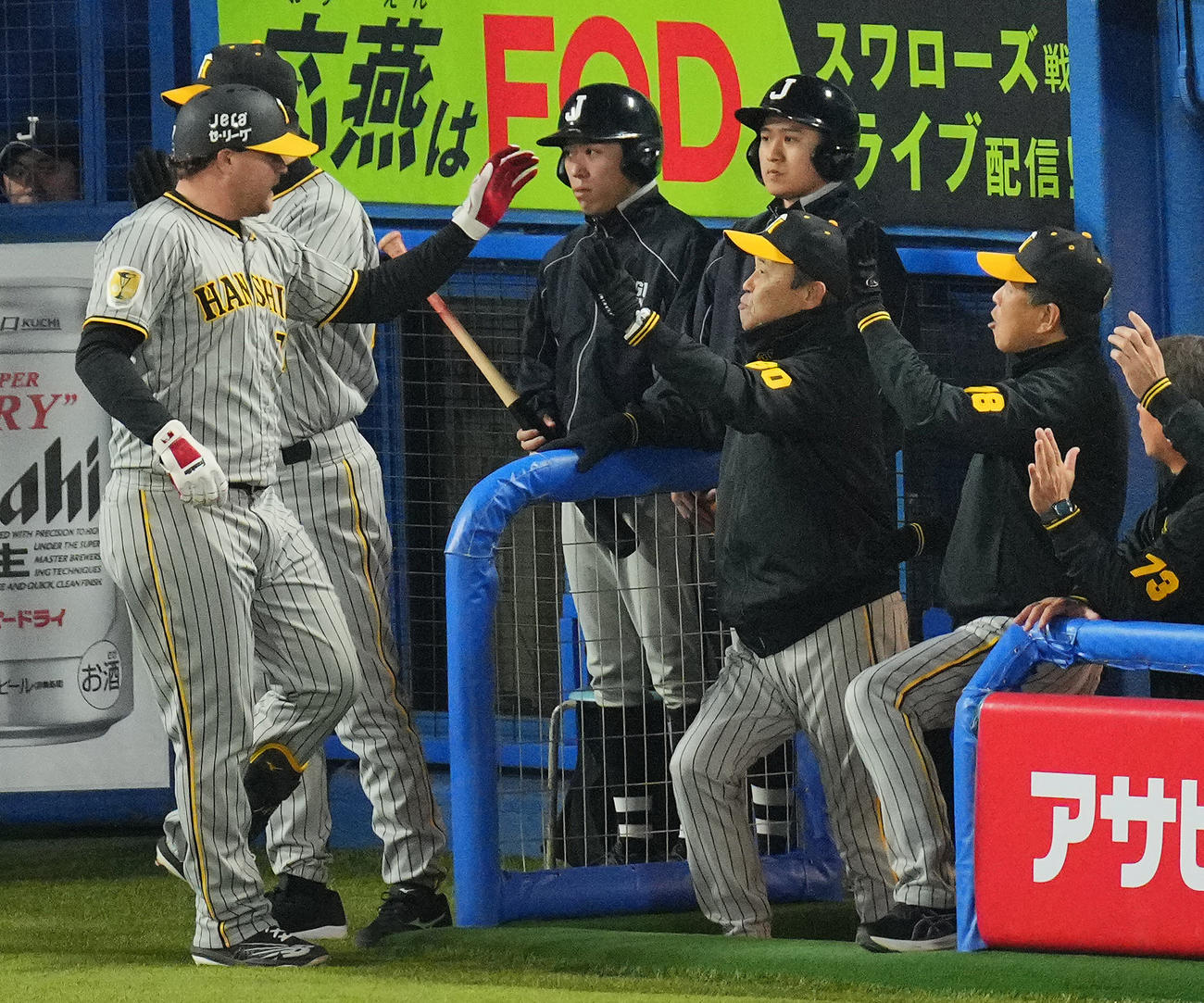 ヤクルト対阪神　2回表阪神無死一塁、先制の2点本塁打を放ったノイジー（左）を出迎える岡田監督（中央）（撮影・垰建太）