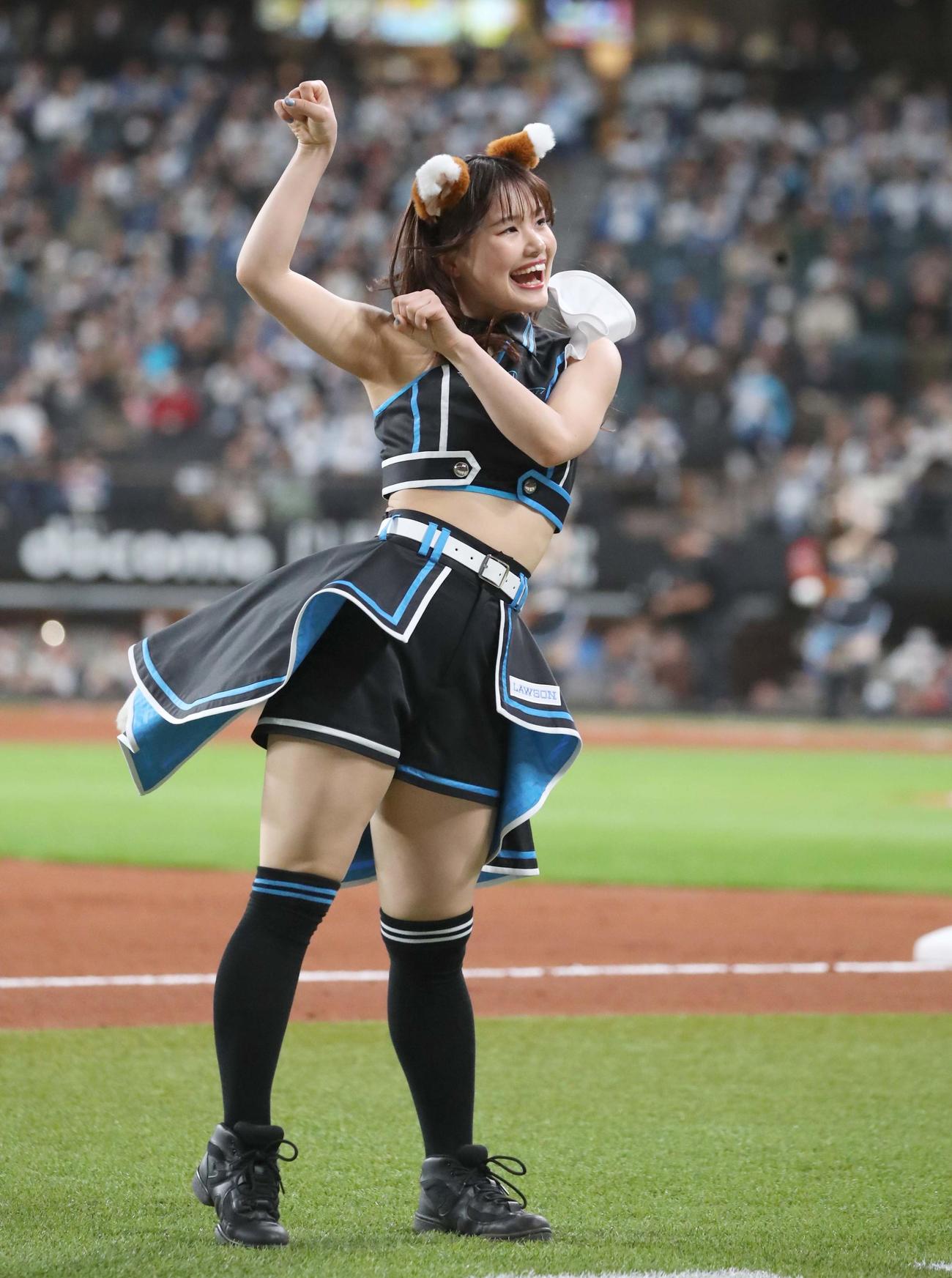 日本ハム対西武　限定衣装で「きつねダンス」を踊るファイターズガール（撮影・黒川智章）