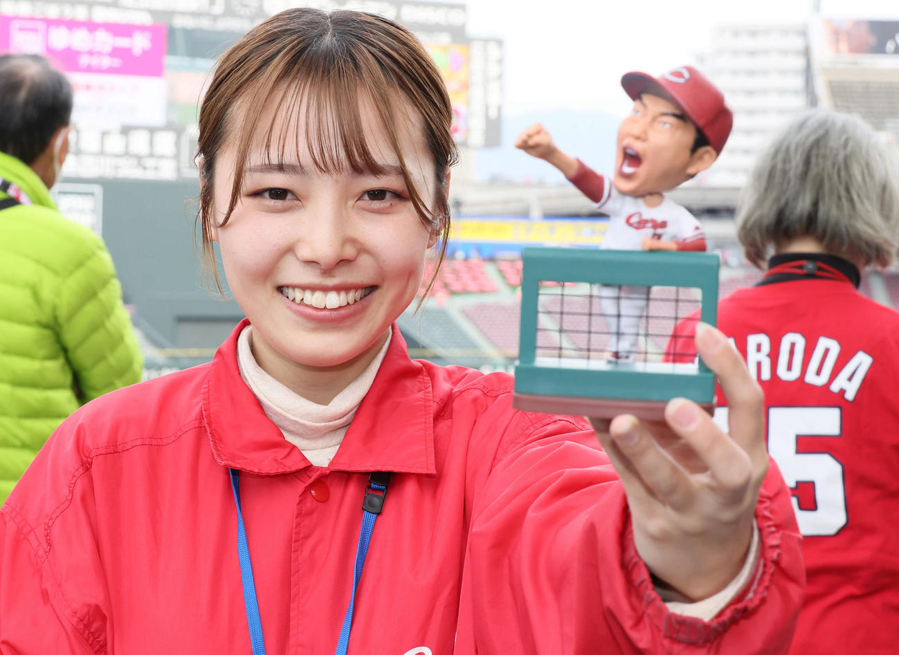 広島対中日　先着2万人に配布された広島新井監督のボブルヘッド（撮影・加藤孝規）
