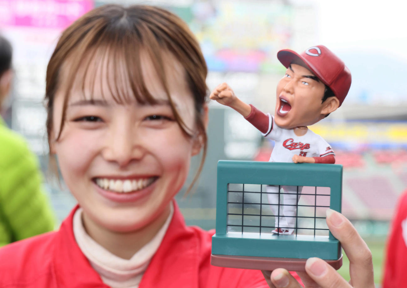 広島対中日　先着2万人に配布された広島新井監督のボブルヘッド（撮影・加藤孝規）