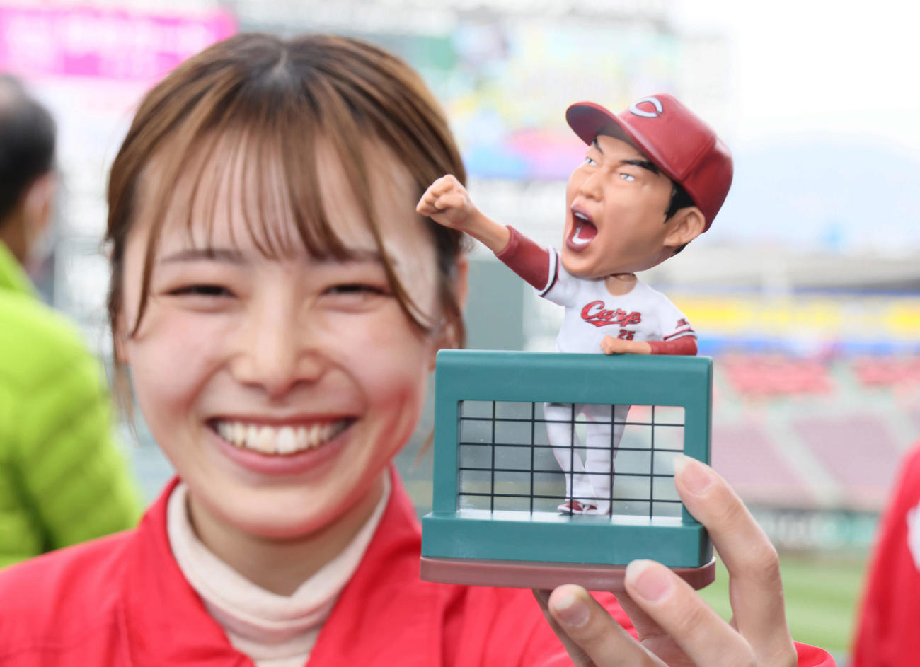 広島対中日　先着2万人に配布された広島新井監督のボブルヘッド（撮影・加藤孝規）