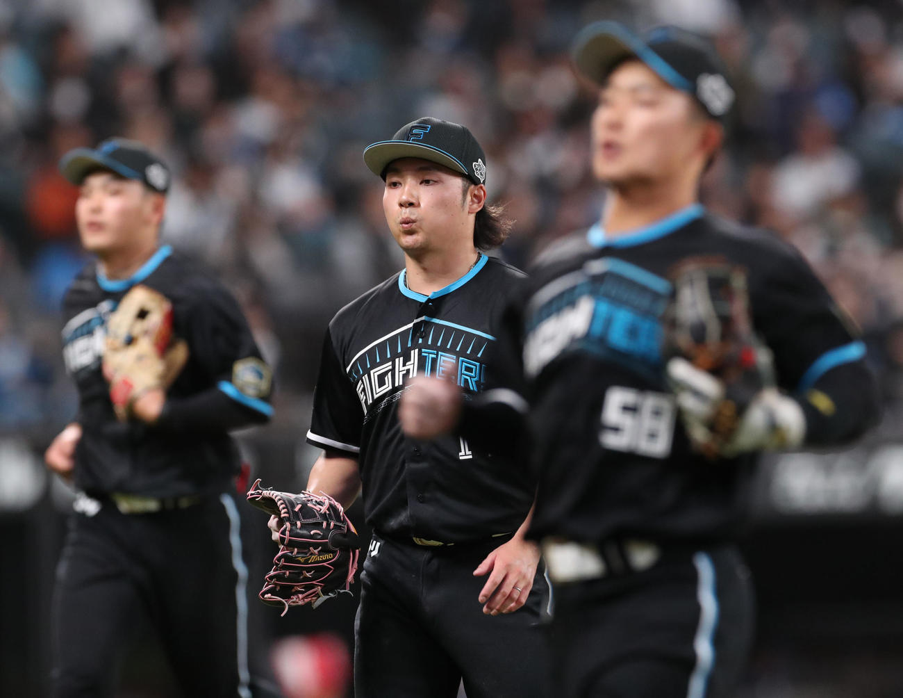 日本ハム対西武　2回表、先制を許しベンチに戻る伊藤（撮影・佐藤翔太）