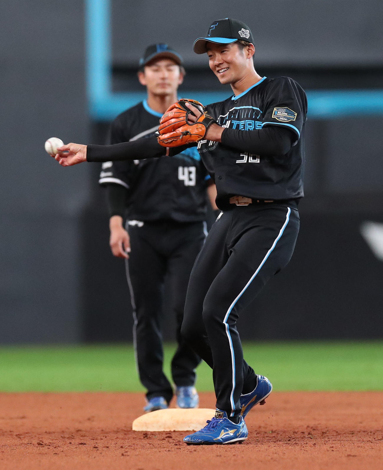 日本ハム対西武　限定ユニホームで練習する日本ハム石井（撮影・佐藤翔太）