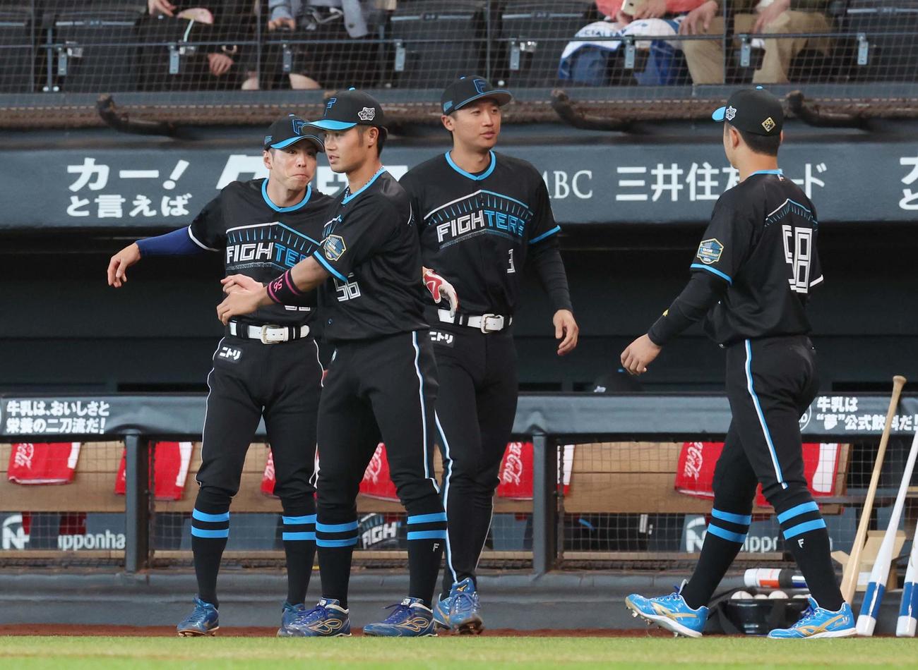 日本ハム対西武　限定ユニホームを着用する日本ハムナイン（撮影・黒川智章）
