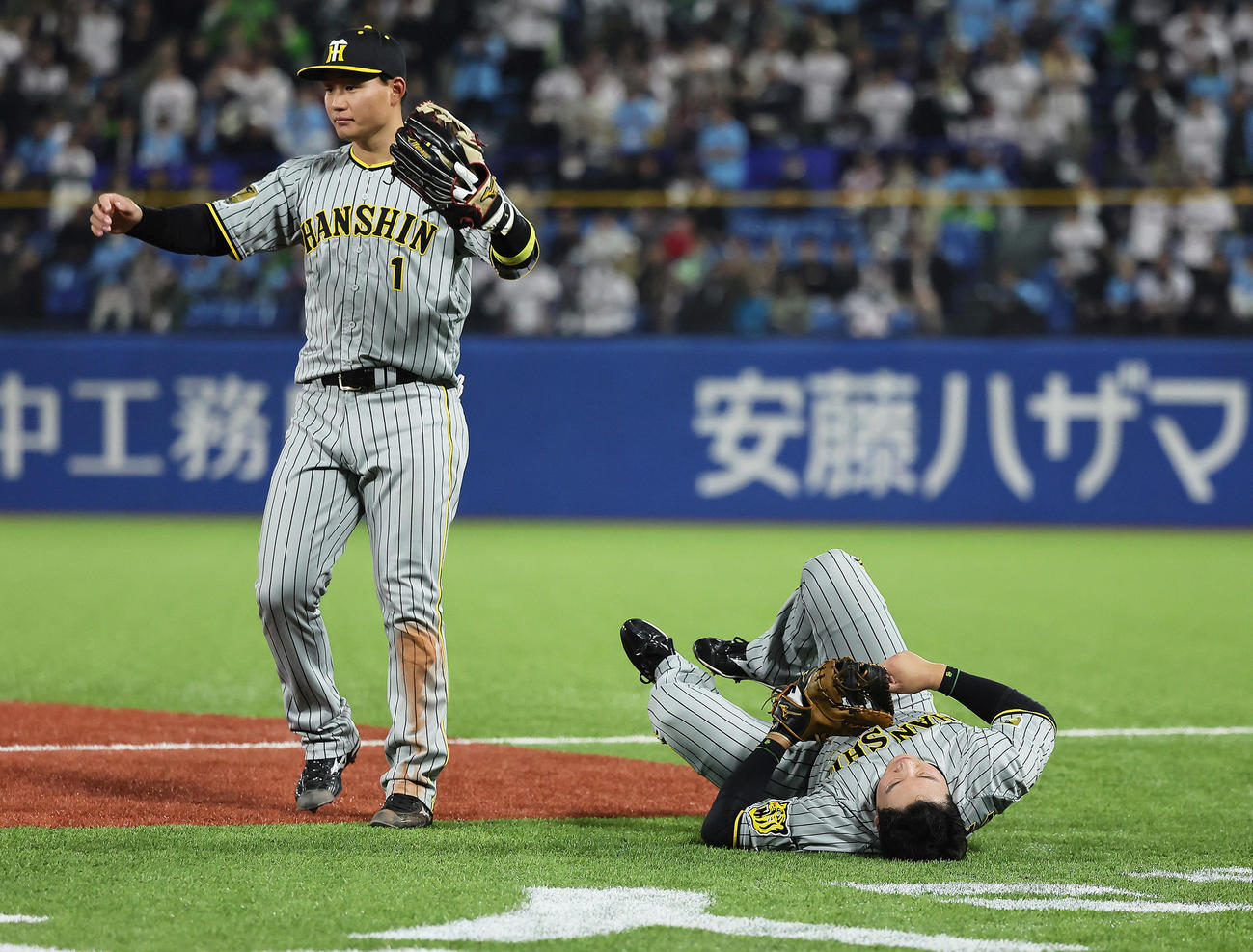 ヤクルト対阪神　5回裏ヤクルト無死、西川と交錯し倒れ込む一塁手大山（右）（撮影・足立雅史）