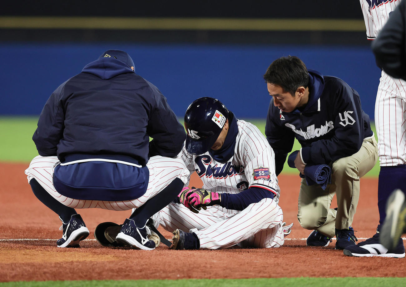 ヤクルト対阪神　5回裏ヤクルト無死、西川（中央）は一塁手大山悠輔と交錯し座り込む（撮影・足立雅史）