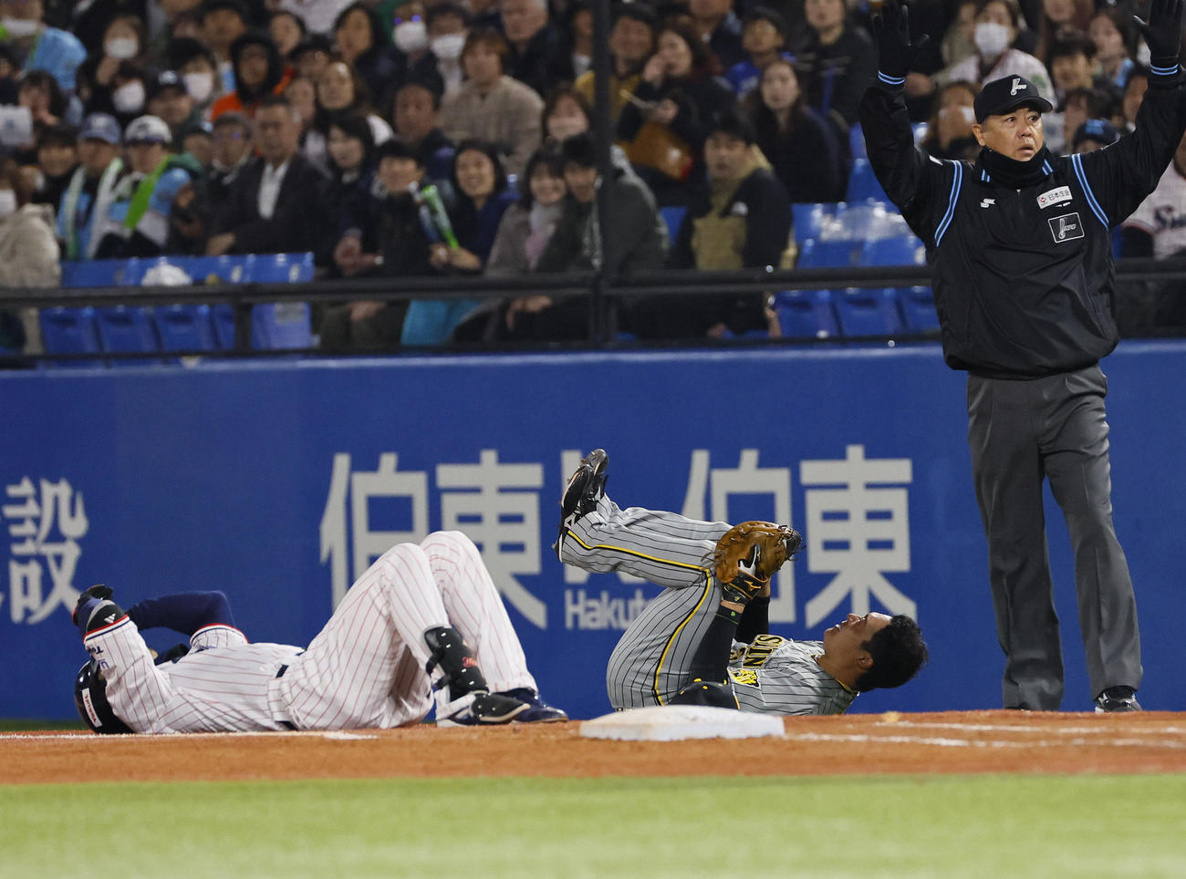 ヤクルト対阪神　5回裏ヤクルト無死、一塁上で激突し、倒れ込むヤクルト西川（左）と阪神大山（撮影・藤尾明華）