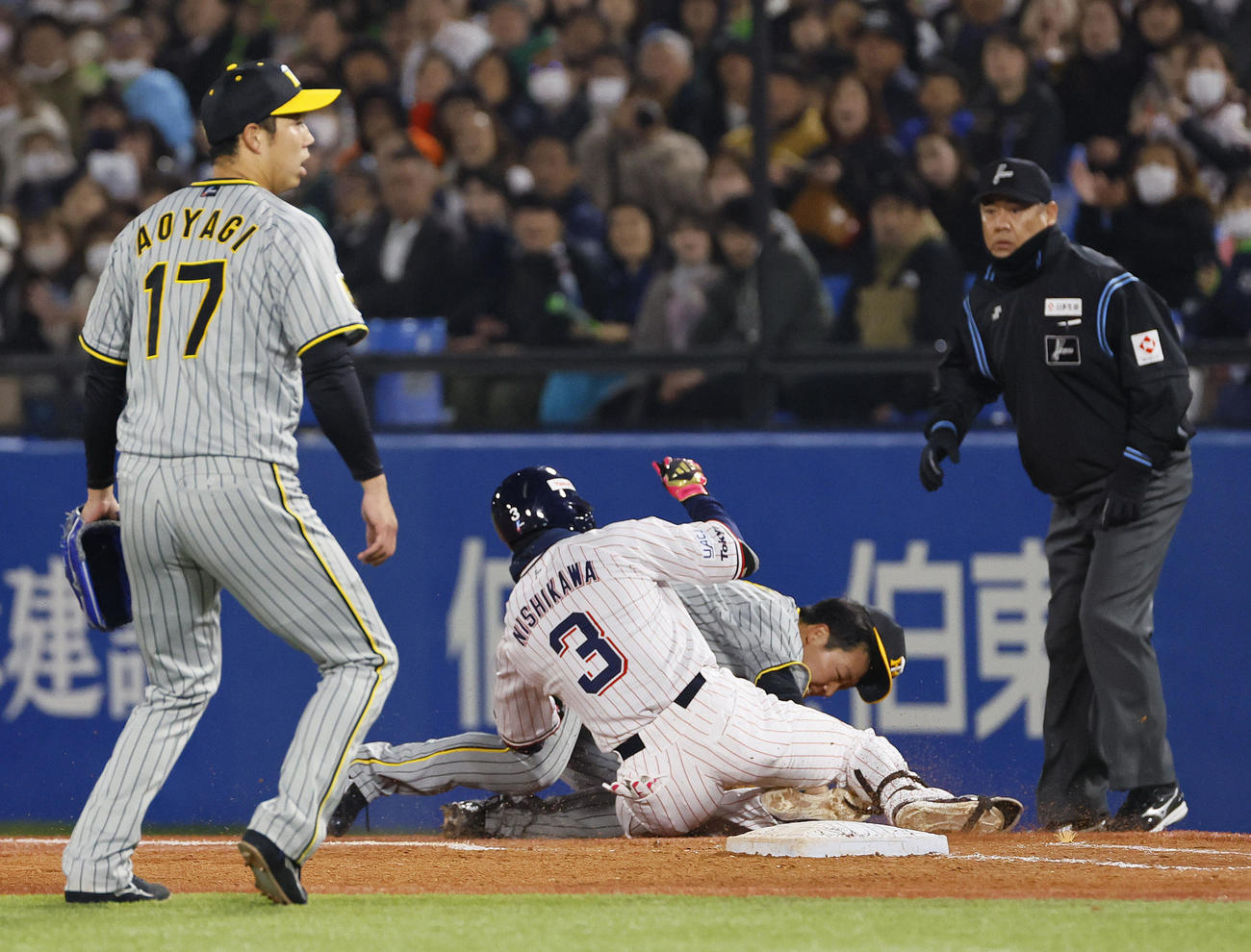ヤクルト対阪神　5回裏ヤクルト無死、二塁内野安打を放った西川（右手前）と一塁手大山（奥）が激突する（撮影・藤尾明華）
