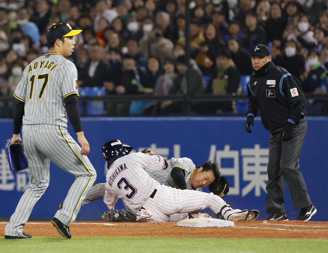 ヤクルト対阪神　5回裏ヤクルト無死、二塁内野安打を放った西川（右手前）と一塁手大山（奥）が激突する（撮影・藤尾明華）