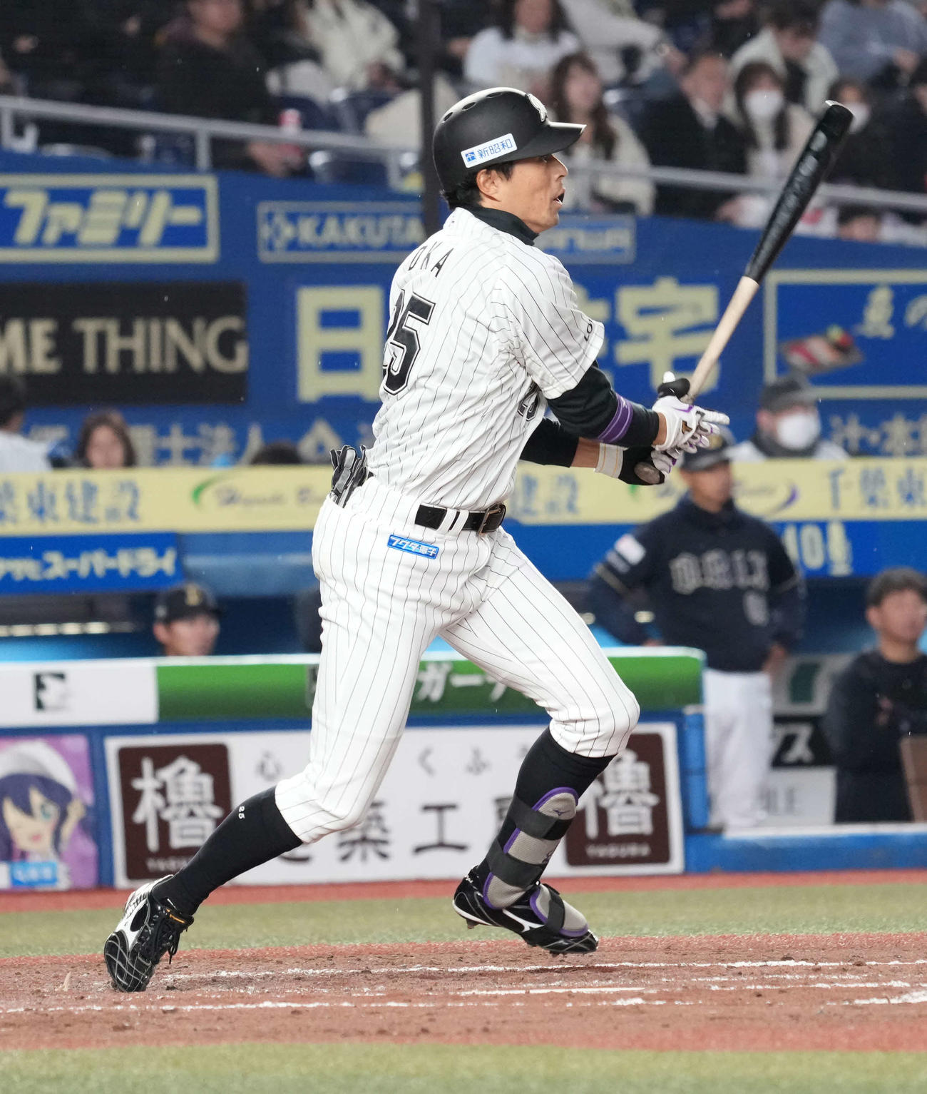 ロッテ対オリックス　4回裏ロッテ2死一塁、岡は先制の左適時二塁打を放つ（撮影・小沢裕）
