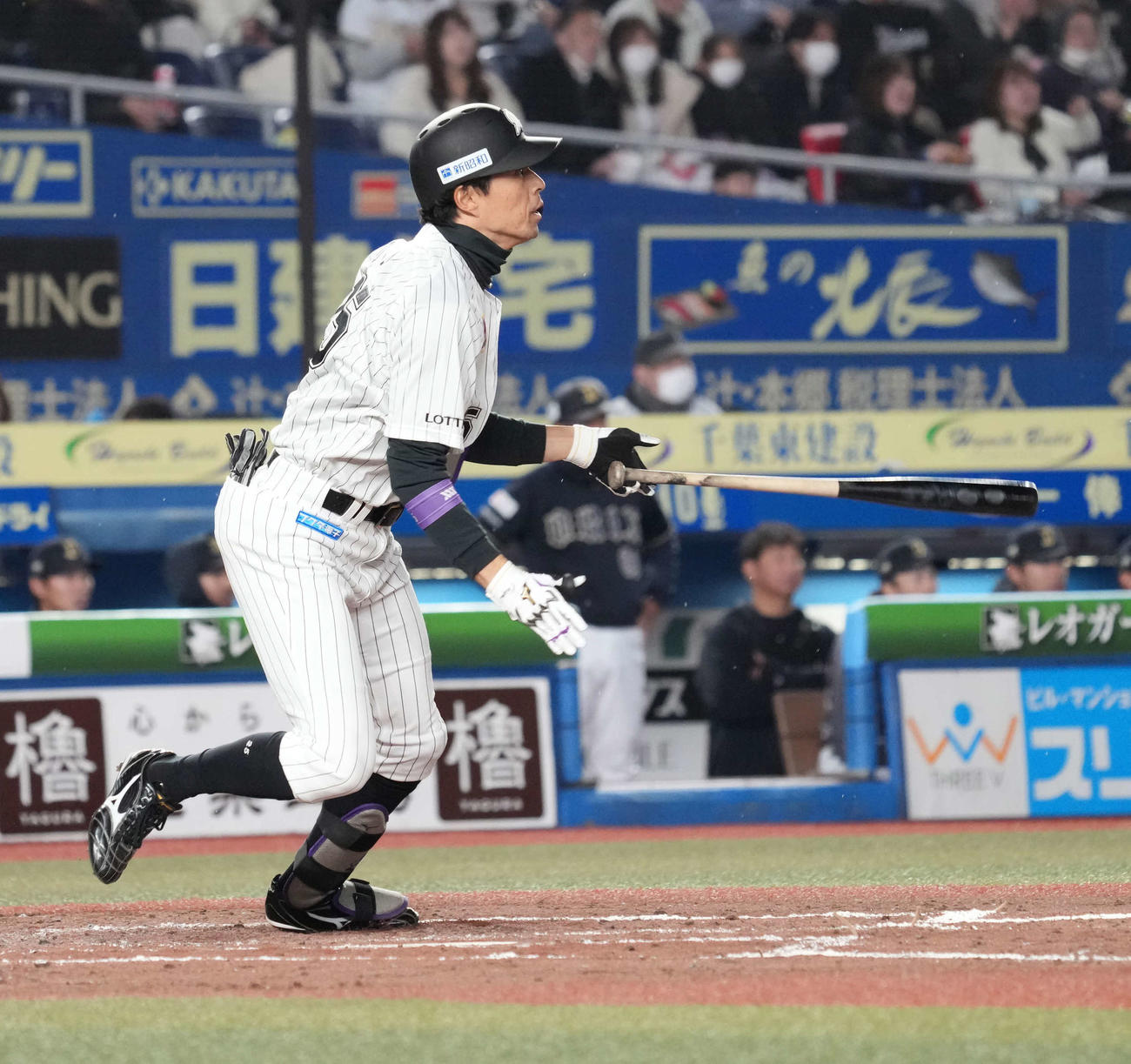 ロッテ対オリックス　4回裏ロッテ2死一塁、岡は先制の左適時二塁打を放つ（撮影・小沢裕）