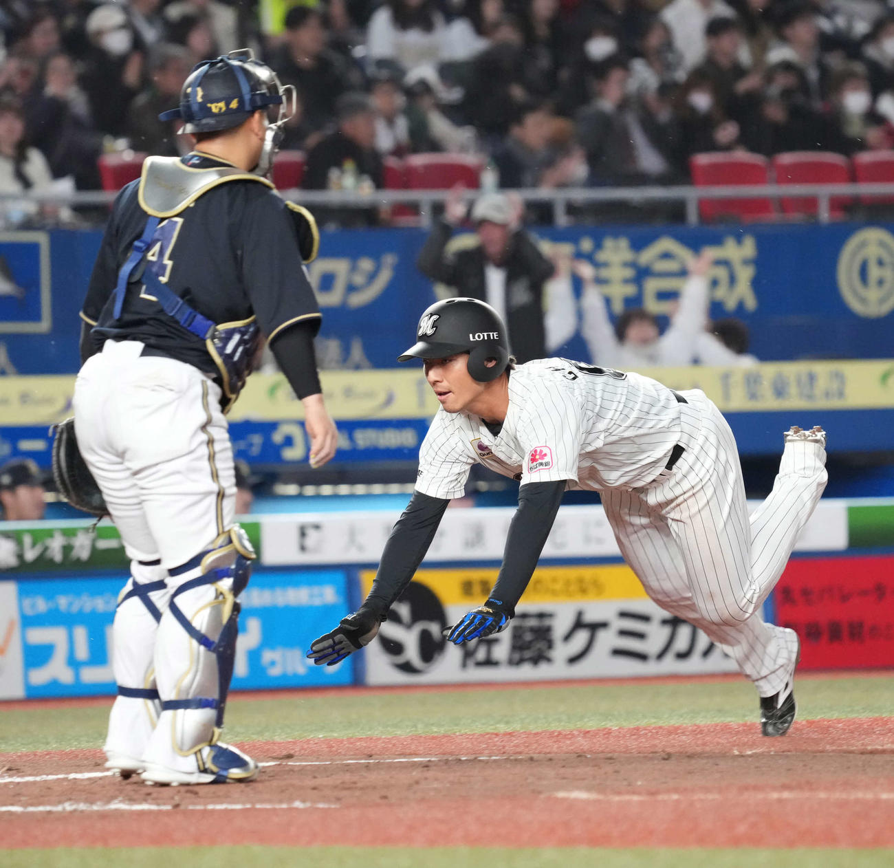 ロッテ対オリックス　4回裏ロッテ2死一塁、一塁走者の茶谷（右）は岡の先制左適時二塁打で生還する（撮影・小沢裕）