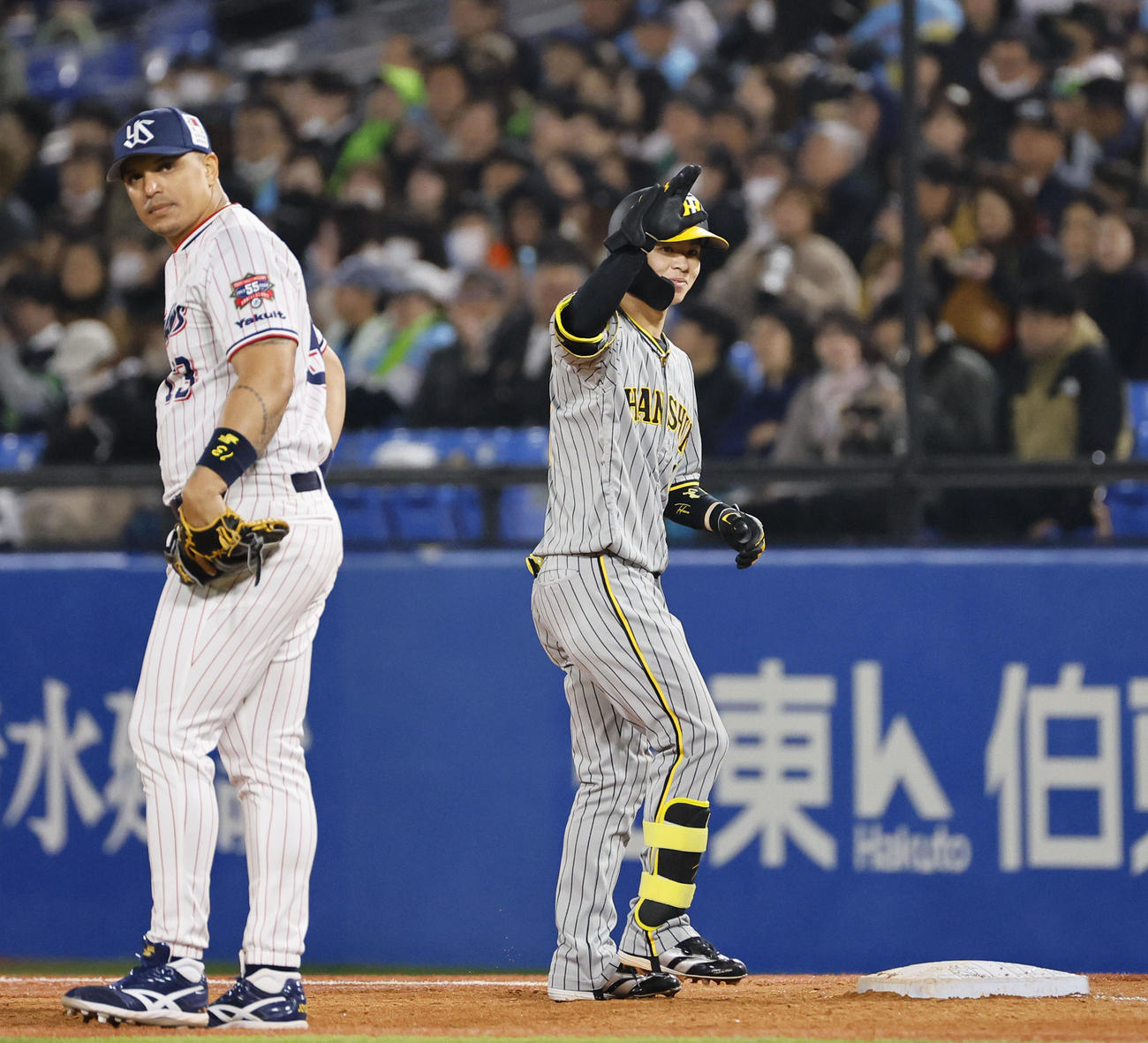 ヤクルト対阪神　5回表阪神1死一、三塁、中野は右前適時打を放ちポーズをとる（撮影・藤尾明華）