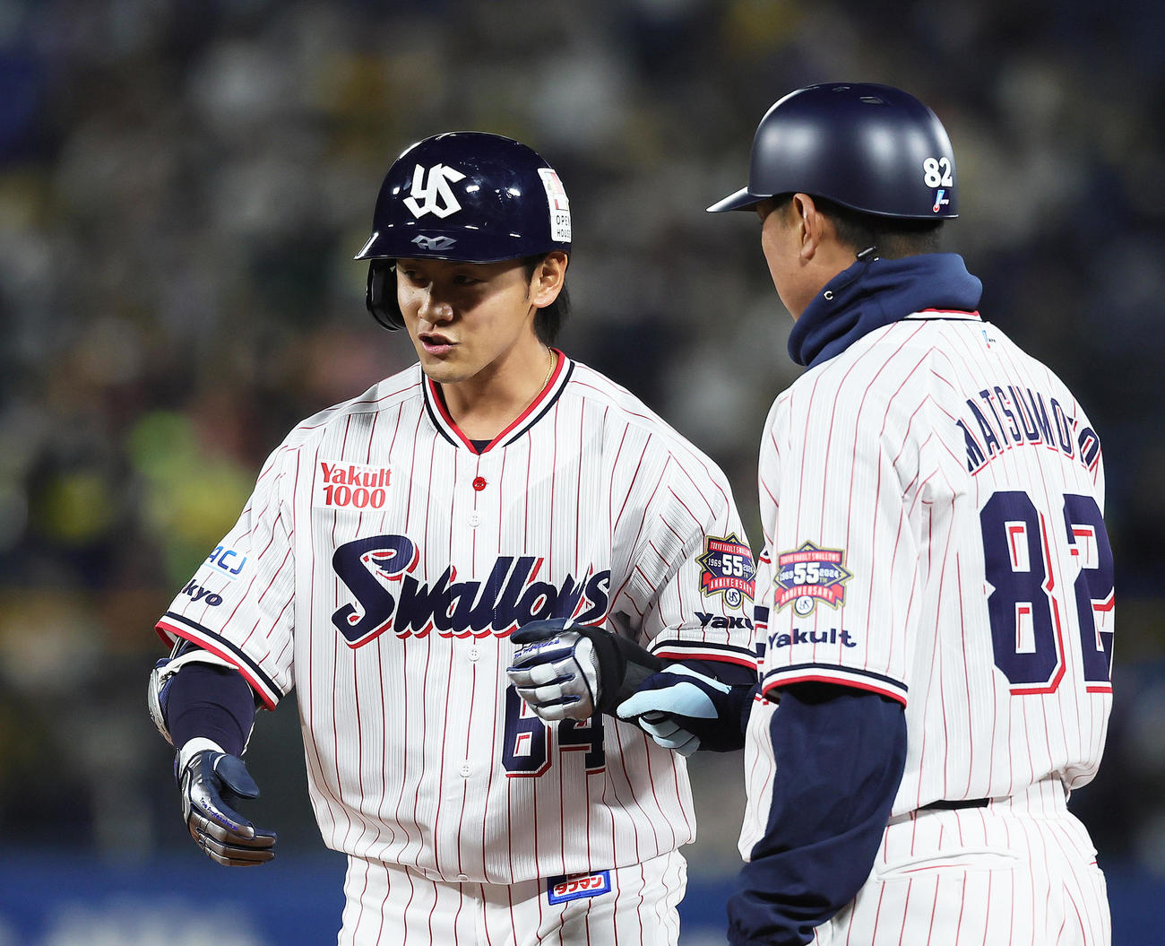 ヤクルト対阪神　3回裏ヤクルト無死、岩田（左）はプロ初安打の左前打を放つ（撮影・足立雅史）