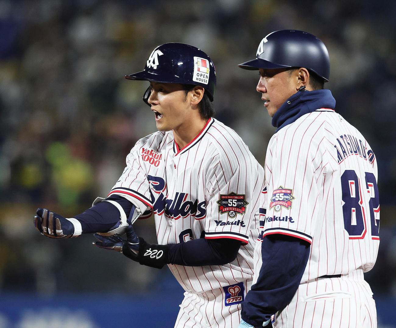 ヤクルト対阪神　3回裏ヤクルト無死、岩田（左）はプロ初安打の左前打を放つ（撮影・足立雅史）