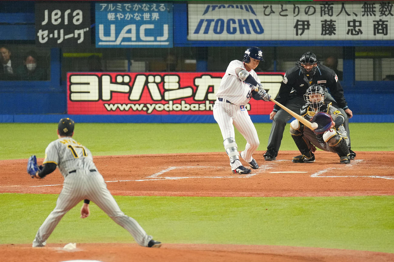 ヤクルト対阪神　3回裏ヤクルト無死、左前打を放つ岩田。投手青柳（撮影・垰建太）