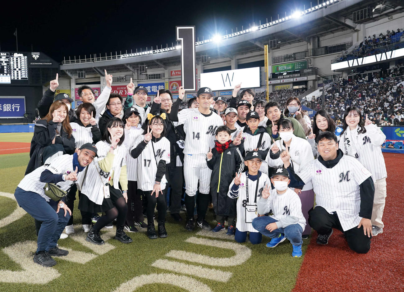 ロッテ対オリックス　完封で今季初勝利を挙げたロッテ先発の小島（中央）はハイタッチ会に参加したファンと記念撮影に臨む（撮影・小沢裕）