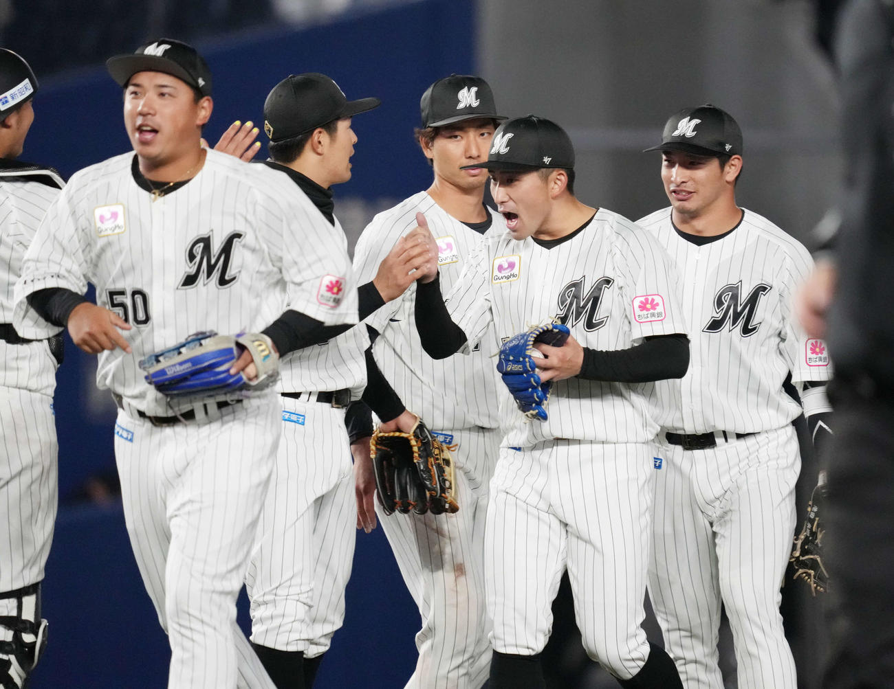 ロッテ対オリックス　ロッテ先発の小島（中央）は完封勝利を飾りナインの祝福を受ける（撮影・小沢裕）